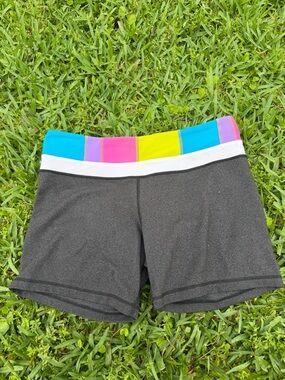 Lululemon Boogie Reversible Shorts Size 8 Gray Rainbow Waistband Low Rise Yoga